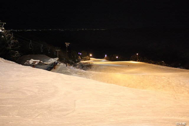 石川県 大倉岳高原スキー場　日本海コース　ナイター　夜景を望む